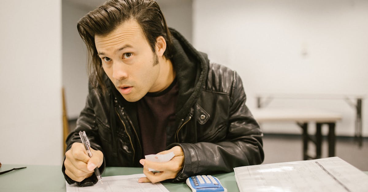 図書館で試験勉強する様子