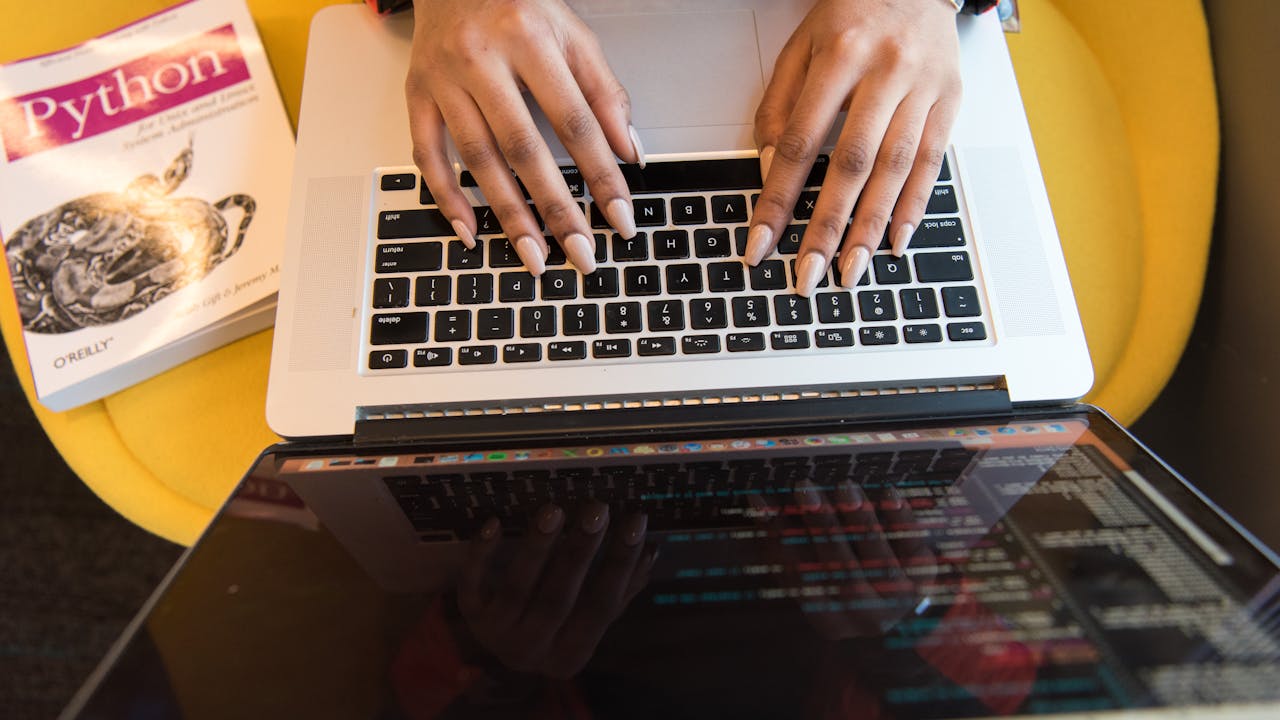 基本情報技術者試験の勉強をする様子