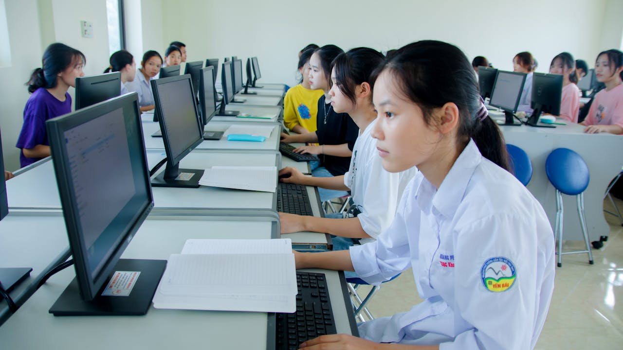 高校生が基本情報技術者試験を勉強している様子