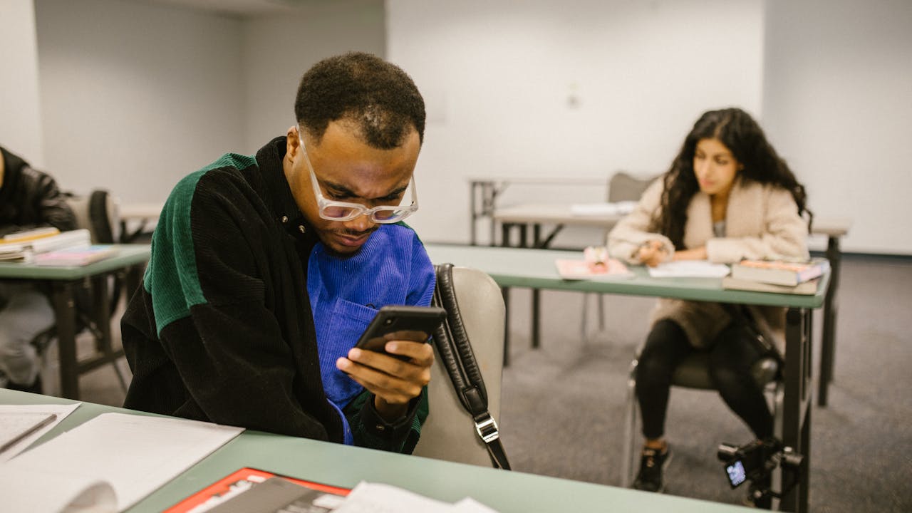 スマホでeラーニングを学ぶ様子