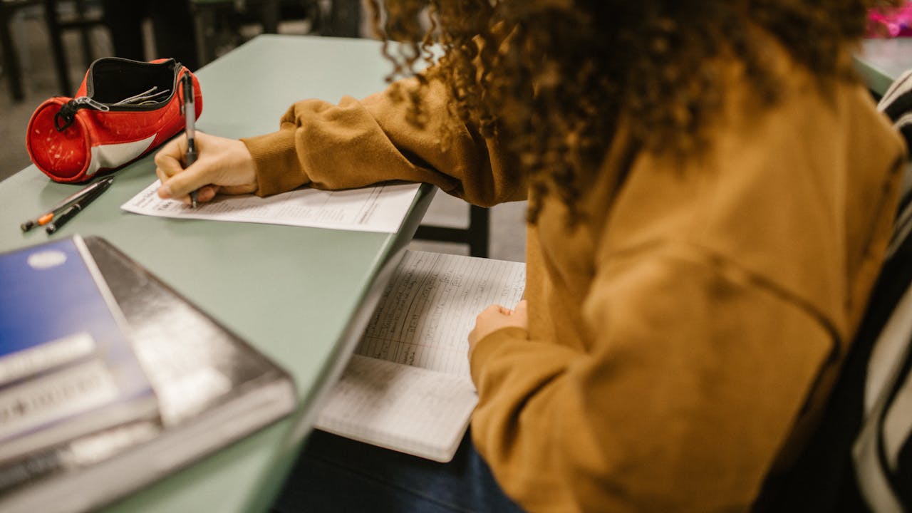 擬似言語のトレース演習をノートに書いている様子