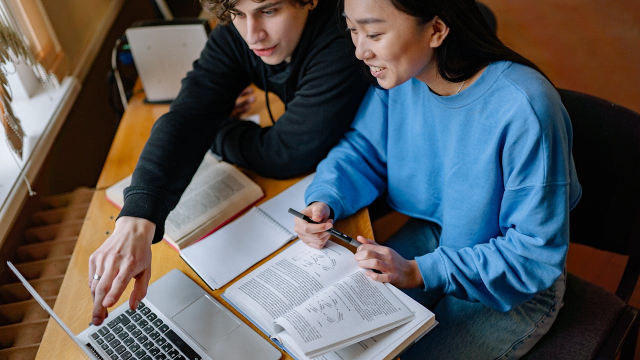 基本情報技術者試験の学習戦略を立てている様子