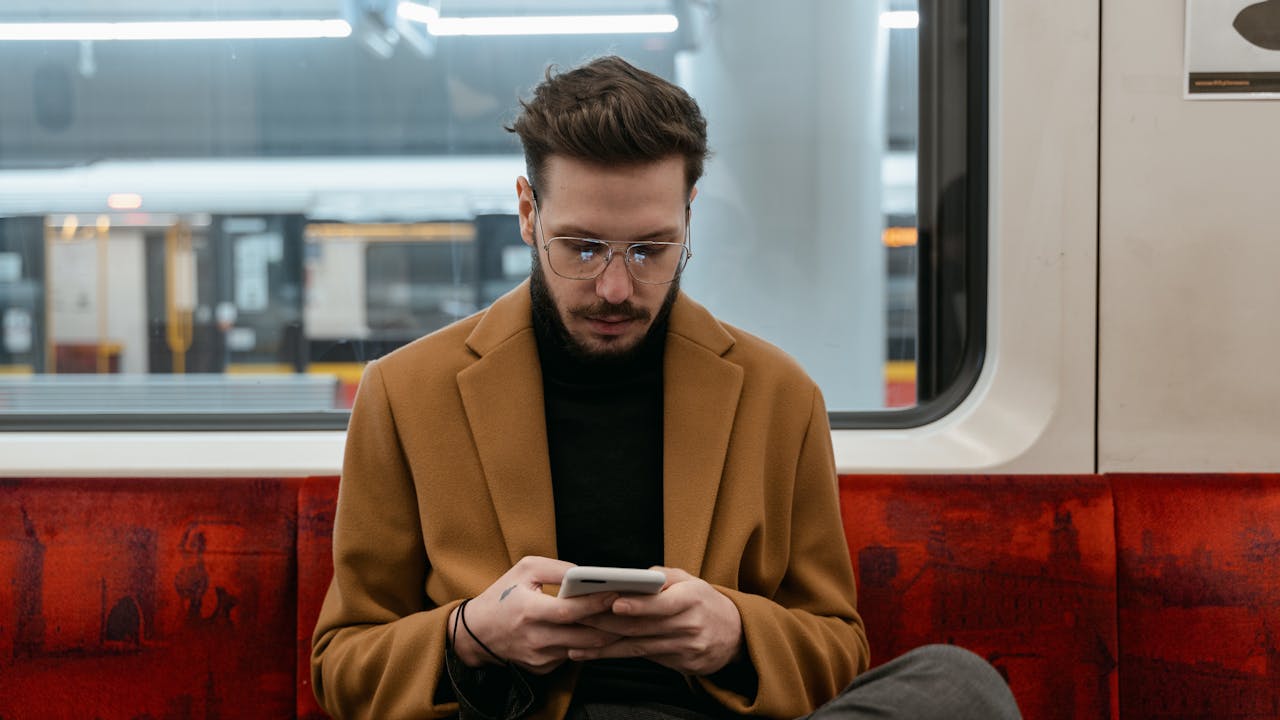 社会人がスキマ時間で基本情報技術者試験の勉強をしている様子