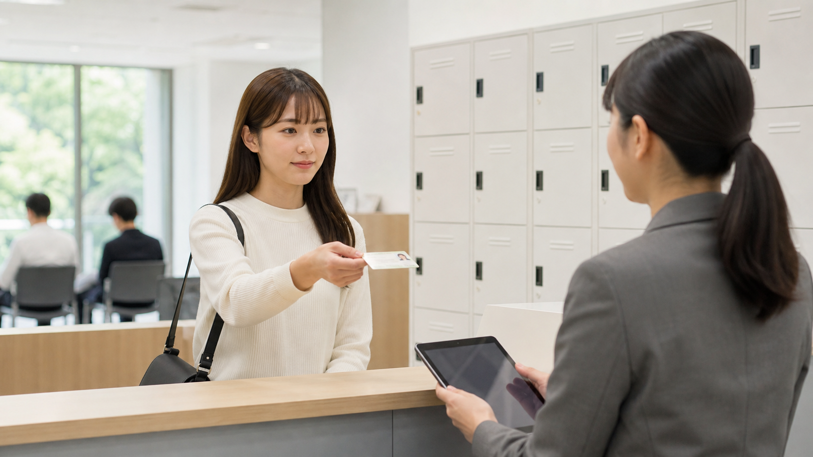 基本情報技術者試験の受付で本人確認書類を提示している様子