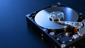 磁気ディスクの円盤とヘッドを示す学習用イメージ